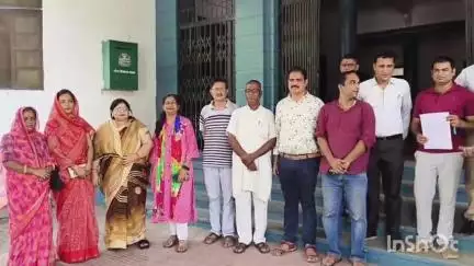 डूंगरपुर: शहर के तरुण सागर चौराहे पर शराब की नई दुकान खोलने की तैयारी के खिलाफ क्षेत्रवासियों ने जताया विरोध