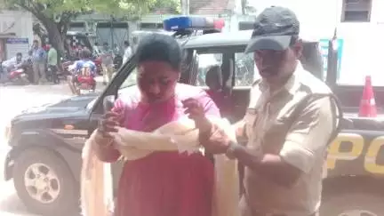 సోమవరపాడు బ్రిడ్జి వద్ద ద్విచక్ర వాహనం పై నుండి పడి సోమవరపాడు కు చెందిన గీతకు తీవ్ర గాయాలు