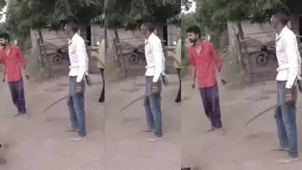 बागली: लक्ष्मीपुर खेड़ा में तलवार लहराकर लोगों को डरा रहे शख्स का वीडियो वायरल