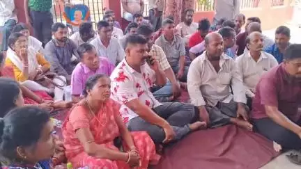 ଜଗତସିଂହପୁର: ଏସଭିଏମ କଲେଜର ଅଣଶିକ୍ଷକ କର୍ମଚାରୀ ଓ ଛାତ୍ରଛାତ୍ରୀଙ୍କ ପକ୍ଷରୁ କଲେଜ ଗେଟ ସମ୍ମୁଖରେ ଧାରଣା