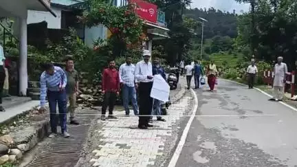 कपकोट: उच्चतम न्यायालय के आदेश पर तहसील प्रशासन ने कपकोट के विभिन्न क्षेत्रों में अतिक्रमण का चिन्हिकरण किया