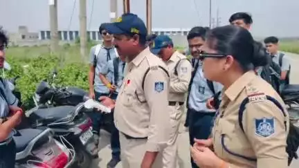 जावरा: स्कूल वाहनों समेत अन्य चार व दो पहिया वाहनों की चेकिंग कर बनाए जा रहे हैं चालान