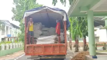 ବରଗଡ: ବର୍ଷାରେ ଭିଜୁ ଥିବା ଘର ମାନଙ୍କ ପାଇଁ ଜିଲ୍ଲାପାଳଙ୍କ କାର୍ଯ୍ୟାଳୟକୁ ପହଞ୍ଚିଲା ତାରପୋଲିନ
