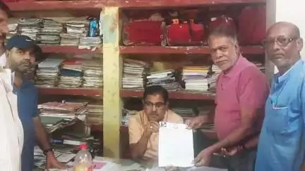 चाकुलिया: चाकुलिया में वन भूमि पर सड़क निर्माण के विरोध में कांग्रेस नेताओं ने वन विभाग कार्यालय में रेंजर के नाम सौंपा ज्ञापन