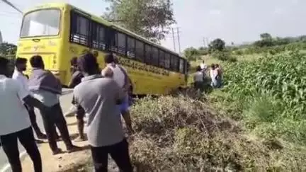 ఉరవకొండ: ఇప్పేరు గ్రామ సమీపంలో అదుపుతప్పిన ప్రైవేట్ స్కూల్ బస్సు, విద్యార్థులకు స్వల్ప గాయాలు