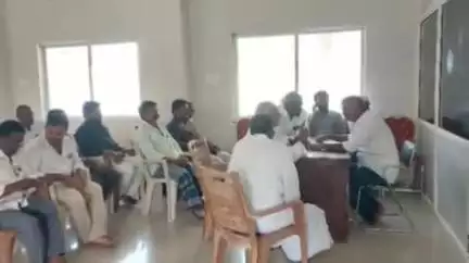 జమ్మలమడుగు: పట్టణంలోని వైసీపీ కార్యాలయంలో నాయకులు, కార్యకర్తలతో సమావేశం నిర్వహించిన మాజీ ఎమ్మెల్యే సుధీర్ రెడ్డి