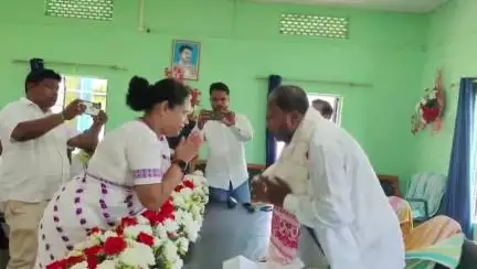 ঢেকিয়াজুলি ভাগ: আঞ্চলিক পঞ্চায়তৰ নৱনিৰ্বাচিত সদস্য/ সদস্যাসকলৰ বাবে নদুৱাৰ উন্নয়ন খণ্ডৰ সভাকক্ষত অনুষ্ঠিত হয় শপত গ্ৰহণ অনুষ্ঠান
