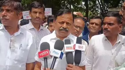 करवीर: मराठी शाळा वाचवण्यासाठी हजारो शिक्षकांचा जिल्हाधिकारी कार्यालयावर मोर्चा: आमदार जयंत आसगावकर