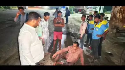 आदित्यपुर गम्हरिया: कोलढीपी के निकट पेट्रोल पंप में सड़क दुर्घटना में घायल की मदद करने आगे आए विधायक दशरथ गागराई, तस्वीर वायरल