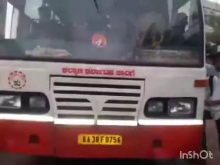 ಹುಮ್ನಾಬಾದ್: ಅಯ್ಯೋ...ಒಂದೇ ಬಸ್‌ನಲ್ಲಿ 100ಕ್ಕೂ ಹೆಚ್ಚು ಜನರ ಪ್ರಯಾಣ! ಪಟ್ಟಣದಲ್ಲಿ ಬಸ್ ಬಾಗಿಲಿಗೆ ಜೋತು ಬಿದ್ದ ಪ್ರಯಾಣಿಕರು #localissue