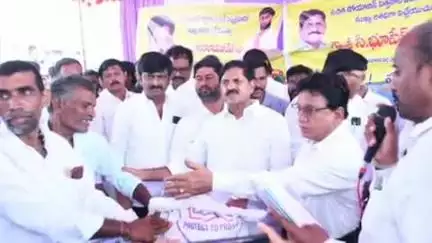 జమ్మలమడుగు: కొండాపురంలో రైతులకు జొన్న, రాగి, సోయా చిక్కుడు, కంది, మినీ కిట్లు పంపిణీ చేసిన ఎమ్మెల్యే ఆదినారాయణ రెడ్డి