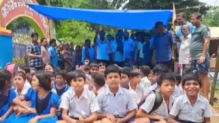 ଭଦ୍ରକ ଗ୍ରାମାଞ୍ଚଳ: ମଞ୍ଜୁରୀରୋଡ ସ୍ଥିତ ସାତଶୋଳା ସରକାରୀ ପ୍ରାଥମିକ ବିଦ୍ୟାଳୟ ଫାଟକରେ ତାଲା ପକାଇ ଧାରଣାରେ ବସିଲେ ଛାତ୍ରଛାତ୍ରୀ ଓ ଅଭିଭାବକ