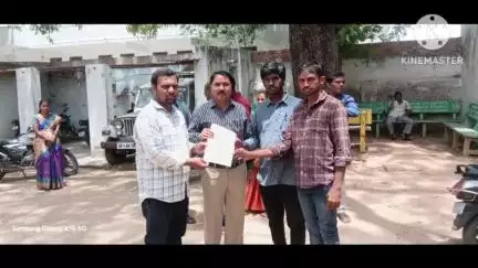 నల్గొండ: చిట్యాలలోని కృష్ణవేణి పాఠశాలపై చర్యలు తీసుకోవాలని DYFI ఆధ్వర్యంలో DEO కు వినతి