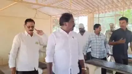 పుట్రెల జెడ్పీ హైస్కూల్లో మధ్యాహ్న భోజన పథకాన్ని విద్యార్థులతో కలిసి రుచి చూసిన MLA కొలికపూడి శ్రీనివాస్ రావు