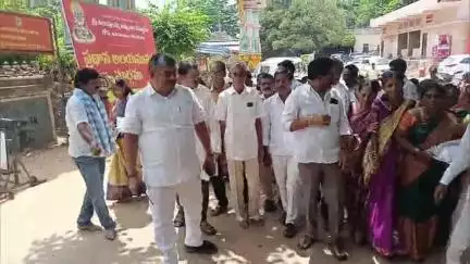 లోవ తలుపులమ్మ అమ్మవారికి ఆషాఢ మాస చీర సారె సమర్పించిన తాళ్లూరు, ఇతర గ్రామాల ప్రజలు