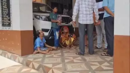 କାମାକ୍ଷାନଗର: ଘର ପାଇଁ ପଣ୍ଡୁଆ ଗାଁର ଦିବ୍ୟାଙ୍ଗ ପରିବାର ସହ କାମାକ୍ଷାନଗର ବିଡିଓଙ୍କୁ କଲେ ଗୁହାରୀ