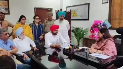 ਅੰਮ੍ਰਿਤਸਰ 2: ਭਾਜਪਾ ਆਗੂ ਨੇ ਪੰਜਾਬ ਸਰਕਾਰ ਖ਼ਿਲਾਫ਼ ਡੀਸੀ ਦਫ਼ਤਰ ਵਿਖੇ ਦਿੱਤਾ ਮੰਗ ਪੱਤਰ