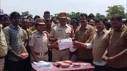 పెద్దాపురంలో సీఐ విజయ శంకర్ ఆధ్వర్యంలో ఆటో డ్రైవర్లు, ఓనర్లకు నిబంధనలపై సమావేశం నిర్వహణ