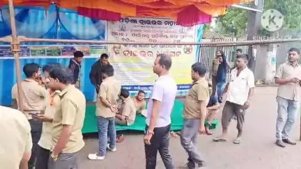 ବାଲିଗୁଡା: ବାଲିଗୁଡ଼ାରେ ଡ୍ରାଇଭର ମହାସଂଘ ପକ୍ଷରୁ ଚତୁର୍ଥ ଦିନରେ ଧର୍ମଘଟ ଜାରି, ରାହୁଲଙ୍କ ସଭାକୁ କିଛି ସଦସ୍ଯ ଗାଡ଼ି ନେଇଥିବାରୁ ଅସନ୍ତୋଷ ପ୍ରକାଶ