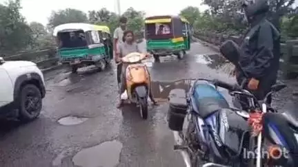 चतरा: रमटुंडा पुल पर बारिश से बने गड्ढे में बाइक गिरी, एक महिला घायल