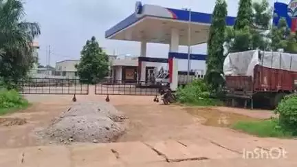 ଟିଟିଲାଗଡ: ଷ୍ଟିଅରିଂ ଛାଡ ଆନ୍ଦୋଳନ ଯୋଗୁଁ ଟିଟିଲାଗଡ଼ର ଦୁଇଟି ପେଟ୍ରୋଲ ପମ୍ପରେ ମିଳୁନି ତେଲ, ଲୋକେ ହନ୍ତସନ୍ତ