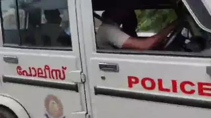 ഒറ്റപ്പാലം: പാലപ്പുറം അഴിക്കലപ്പറമ്പിൽ വയോധികയുടെ കഴുത്തിൽ നിന്നും പട്ടാപ്പകൽ മാല കവർന്നു