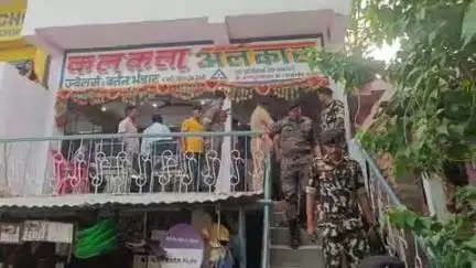 गोरौल: दिन दहाड़े बाइक सवार 6 अपराधियों ने कलकत्ता अलंकार आभूषण दुकान से पिस्टल के बल पर ₹20 लाख के आभूषण लूटे