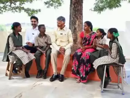 కొత్తచెరువు పేద విద్యార్థులకు ముఖ్యమంత్రి నారా చంద్రబాబునాయుడు ఆదేశాలతో ధర్మవరం తహసీల్దార్ సైకిల్లు అందించారు.