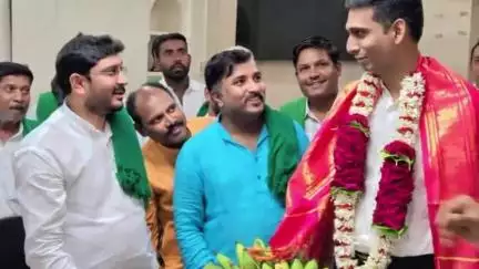ವಿಜಯಪುರ: ನಗರದಲ್ಲಿ ನೂತನ ಜಿಲ್ಲಾಧಿಕಾರಿಗೆ ರೈತ ಸಂಘಟನೆಯಿಂದ ಬಾಳೆಗೊನೆ ಕಬ್ಬು ಈರುಳ್ಳಿ ನೀಡಿ ಸನ್ಮಾನ