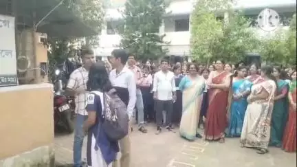 আরামবাগ: স্কুল ছুট কম করতে ও মেয়েদের সুরক্ষার্থে কামারপুকুর নয়নতারা বালিকা বিদ্যালয়ে বসানো হলো ডিজিটাল অ্যাটেনডেন্স