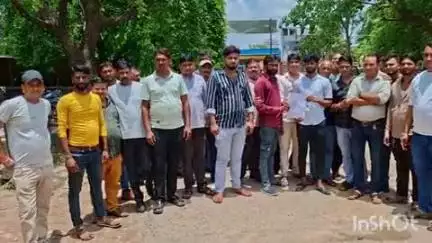 धौलपुर: टैक्सी चालकों ने आरएसी जवानों के खिलाफ एसपी से की शिकायत, ज्ञापन सौंपकर उत्पीड़न व पक्षपात का लगाया आरोप