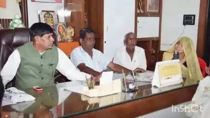 पठारी: क्षेत्र के एक दर्जन से अधिक नागरिकों ने विभिन्न समस्याओं के समाधान के लिए विधायक को दिए आवेदन