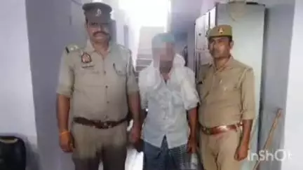 सादाबाद: सादाबाद पुलिस ने 2 अभियुक्तों को 55 क्वार्टर अवैध देशी शराब के साथ किया गिरफ्तार, की विधिक कार्यवाही