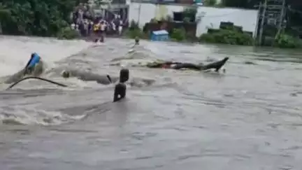 चास: मूसलाधार बारिश से भर्रा बस्ती का मुख्य मार्ग और छोटा पुल पानी से लबालब, गर्ग नदी के पास रहने वाले रहें सतर्क
