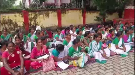 दुमका: इंडोर स्टेडियम परिसर में झारखंड प्रदेश स्वास्थ्य सहिया कर्मचारी संघ की जिला इकाई की बैठक हुई
