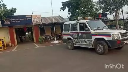 खामगाव: आवार मेहकर ते खामगाव रोडवरील टोल नाक्याजवळ दुचाकीने गुटखा घेऊन जाणाऱ्यास पकडले
दुचाकी व गुटखा जप्त