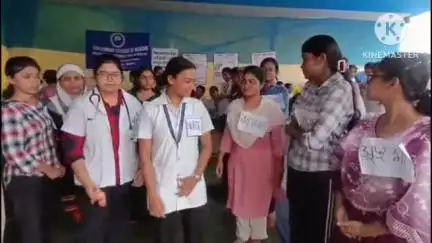ডায়মন্ডহারবার ১: বিশ্ব জনসংখ্যা দিবসে উপলক্ষে ডায়মন্ড হারবার মেডিকেল কলেজের নার্সিং ছাত্রীরা র‍্যালি করে, পথনাটিকা করে লালপলের কাছে