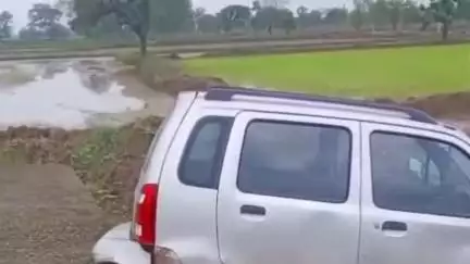 चांपा: नकटीपारा के पास कार अनियंत्रित होकर नाली में उतरी, कार में सवार 3 लोग पचोरी गांव जा रहे थे