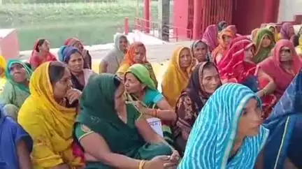 चौबेपुर छितौनी गांव में हुई मारपीट की घटना पर कार्रवाई की मांग को लेकर जिलाधिकारी को सौंपा गया पत्रक