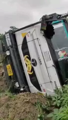 बहरोड़: बहरोड़ में जयपुर-दिल्ली नेशनल हाईवे-48 पर डंपर पलटा, खराब सड़क के कारण हुआ हादसा