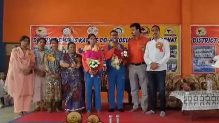 लोहाघाट: साउथ एशियन कराटे चैंपियनशिप में अनामिका बिष्ट के रजत पदक हासिल करने पर लोहाघाट में हुआ सम्मान समारोह