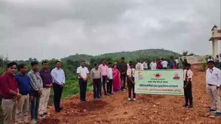 डूंगरपुर: एकलव्य स्कूल गुमानपुरा में प्रशासनिक अधिकारियों के साथ मीडियाकर्मियों ने किया पौधारोपण