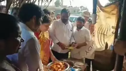 పాడేరులో గారెలు కొనుక్కున్న గిరిజన సంక్షేమ శాఖ మంత్రి గుమ్మడి సంధ్యారాణి