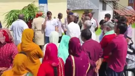 भोरंज: सड़क खराब होने के कारण जिला मुख्यालय से कटा सुजानपुर का चमयोला गांव, ग्रामीण बेहाल: राजेंद्र राणा, पूर्व विधायक
