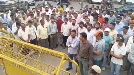बड़गांव: मंदेरिया निवासी युवक की हत्या के विरोध में क्षत्रिय समाज ने कलेक्ट्रेट पर किया प्रदर्शन, आरोपियों पर कार्रवाई की मांग