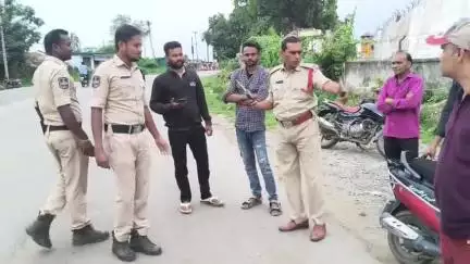 అసిఫాబాద్: ఆసిఫాబాద్ లో డ్రంక్ అండ్ డ్రైవ్ తనిఖీల్లో పట్టుబడిన ఇద్దరిపై కేసు నమోదు చేసిన ఆసిఫాబాద్ ఎస్ఐ శ్యాంరావు జాడే