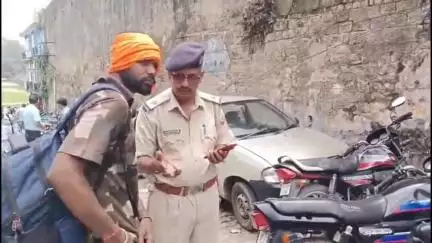 नाहन: नाहन में पुलिस ने तेज रफ्तार बाइकर्स पर कसा शिकंजा, लापरवाह चालकों को नाके पर रोकने पर बाइकर्स हुए फरार