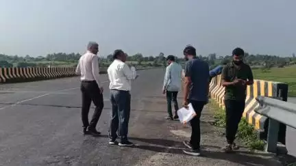 ઝાલોદ: ઝાલોદ તાલુકાના ટીંબી (ચાકલીયા) ગામે અનાસ નદી પર આવેલ બ્રિજનું નિરીક્ષણ કરાયું