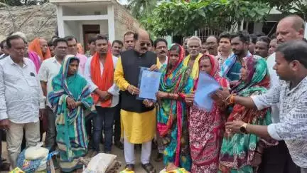 ଭଞ୍ଜନଗର: ଭଞ୍ଜନଗର ଭୁରୁଡୁପଲି ଗାଁର ଅଗ୍ନି ବିପନ୍ନଙ୍କୁ ଗୃହ କାର୍ଯ‍୍ୟାଦେଶ ବଣ୍ଟନ କଲେ ବିଧାୟକ