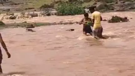 हटा: उखरी पानी नाले में बाढ़ से फंसी बुजुर्ग महिला, युवाओं ने किया बचाव, मड़ियादो बफरजोन क्षेत्र का मामला